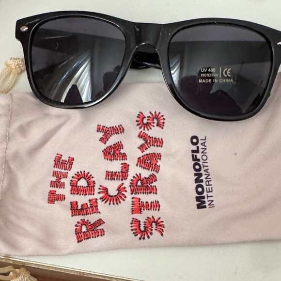 Unisex Red Clay VIP Black Sunglasses with Case - Picture 1 of 5